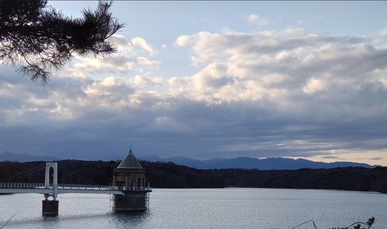 ”狭山湖取水塔越しに望む奥多摩の山々” ２０２３年１月１８日１６時